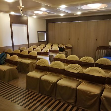 New Hotel Europa Inn Rajkot Buitenkant foto