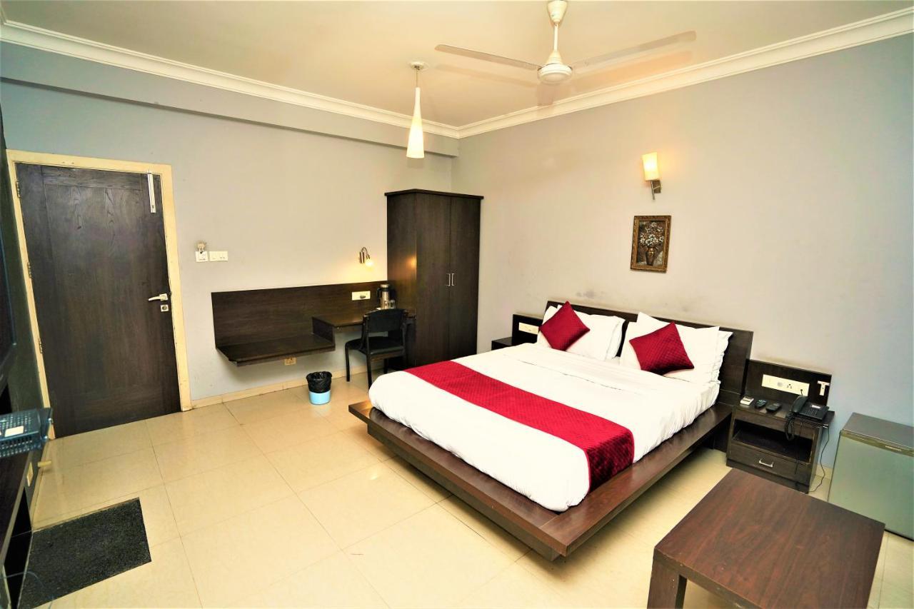 New Hotel Europa Inn Rajkot Buitenkant foto