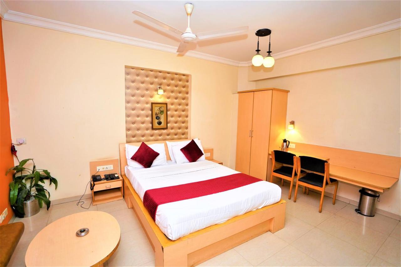 New Hotel Europa Inn Rajkot Buitenkant foto