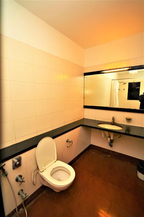 New Hotel Europa Inn Rajkot Buitenkant foto