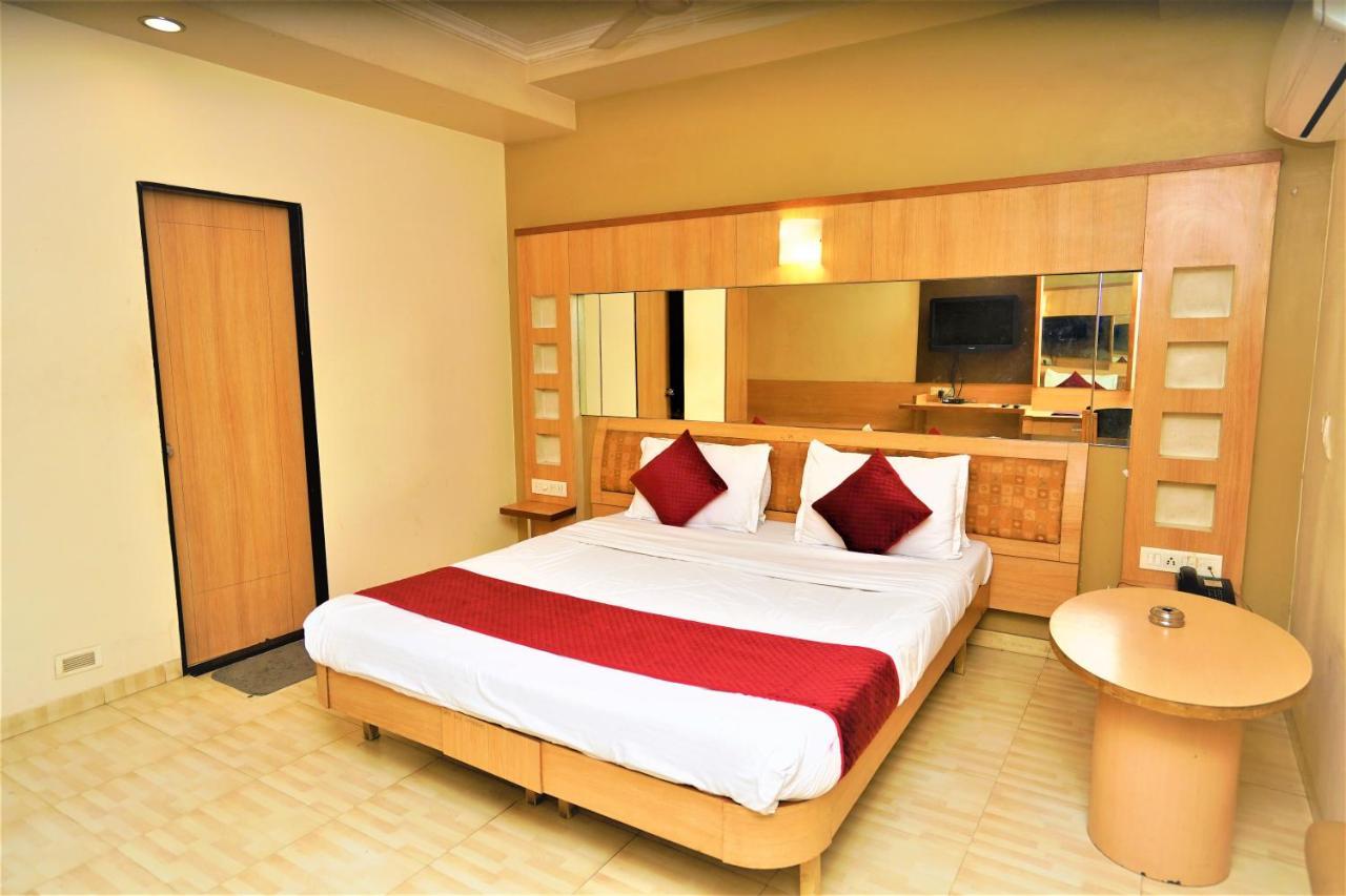 New Hotel Europa Inn Rajkot Buitenkant foto