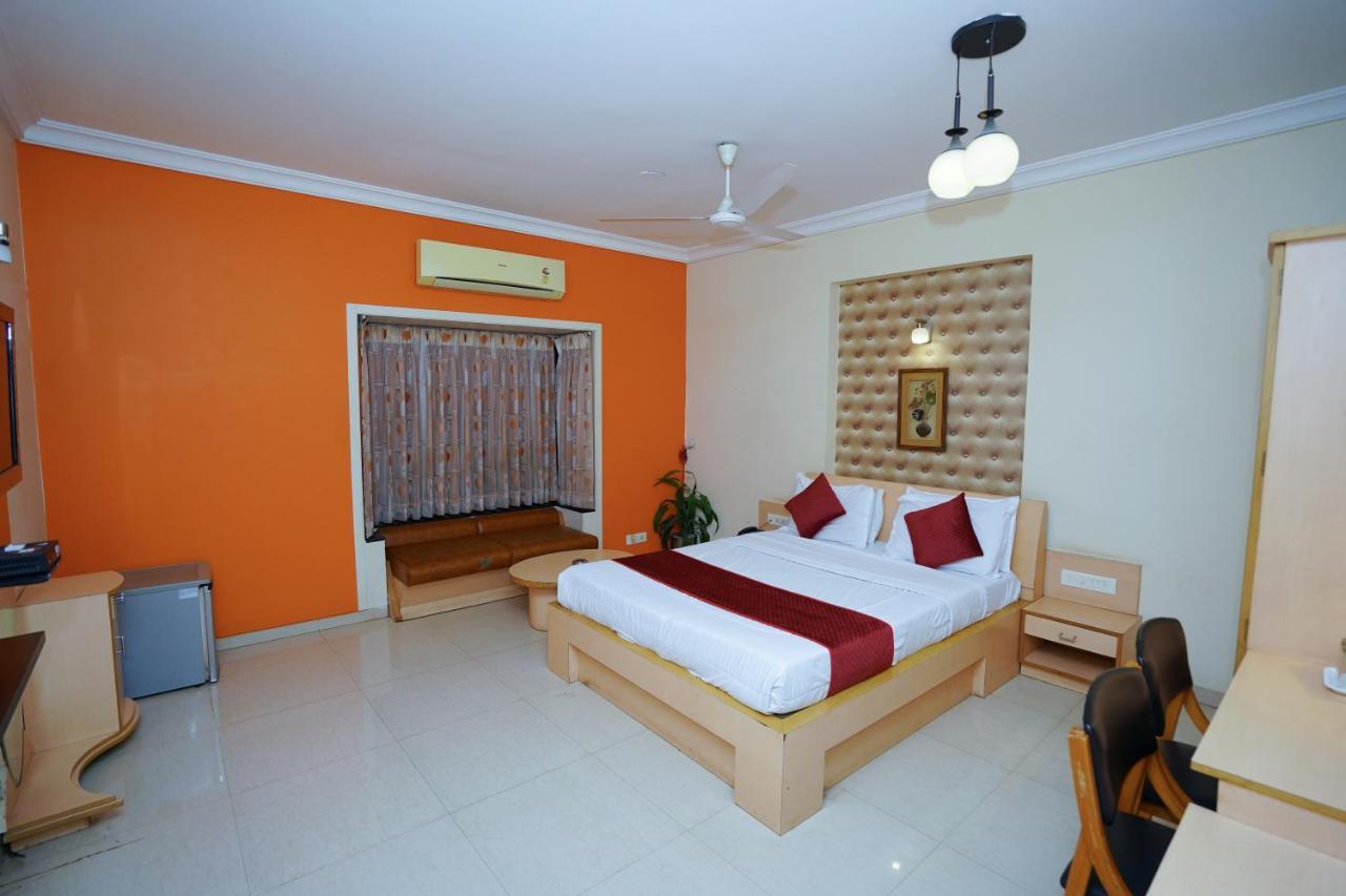 New Hotel Europa Inn Rajkot Buitenkant foto