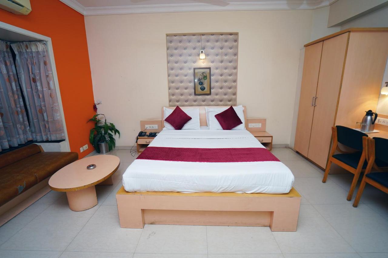 New Hotel Europa Inn Rajkot Buitenkant foto