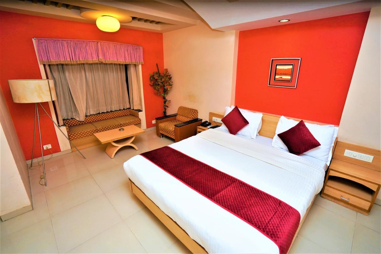 New Hotel Europa Inn Rajkot Buitenkant foto