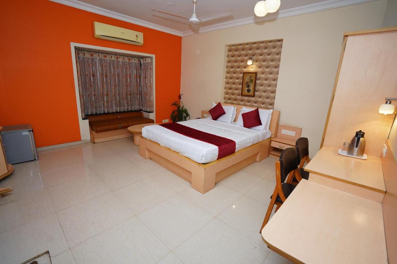 New Hotel Europa Inn Rajkot Buitenkant foto