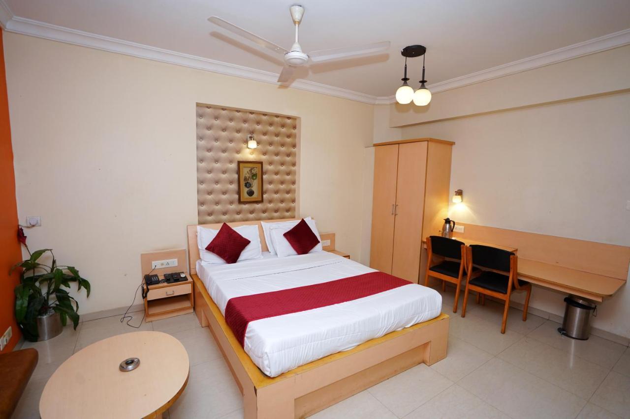 New Hotel Europa Inn Rajkot Buitenkant foto