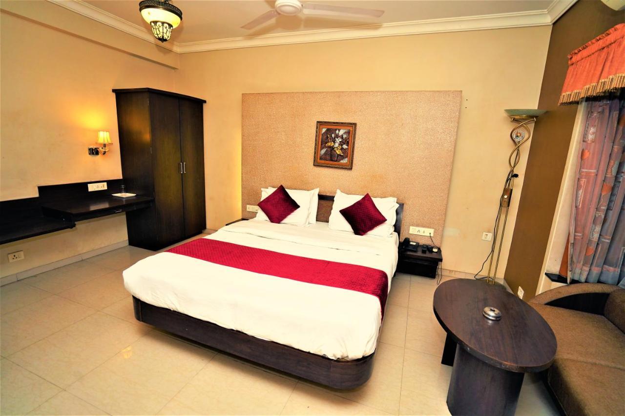 New Hotel Europa Inn Rajkot Buitenkant foto