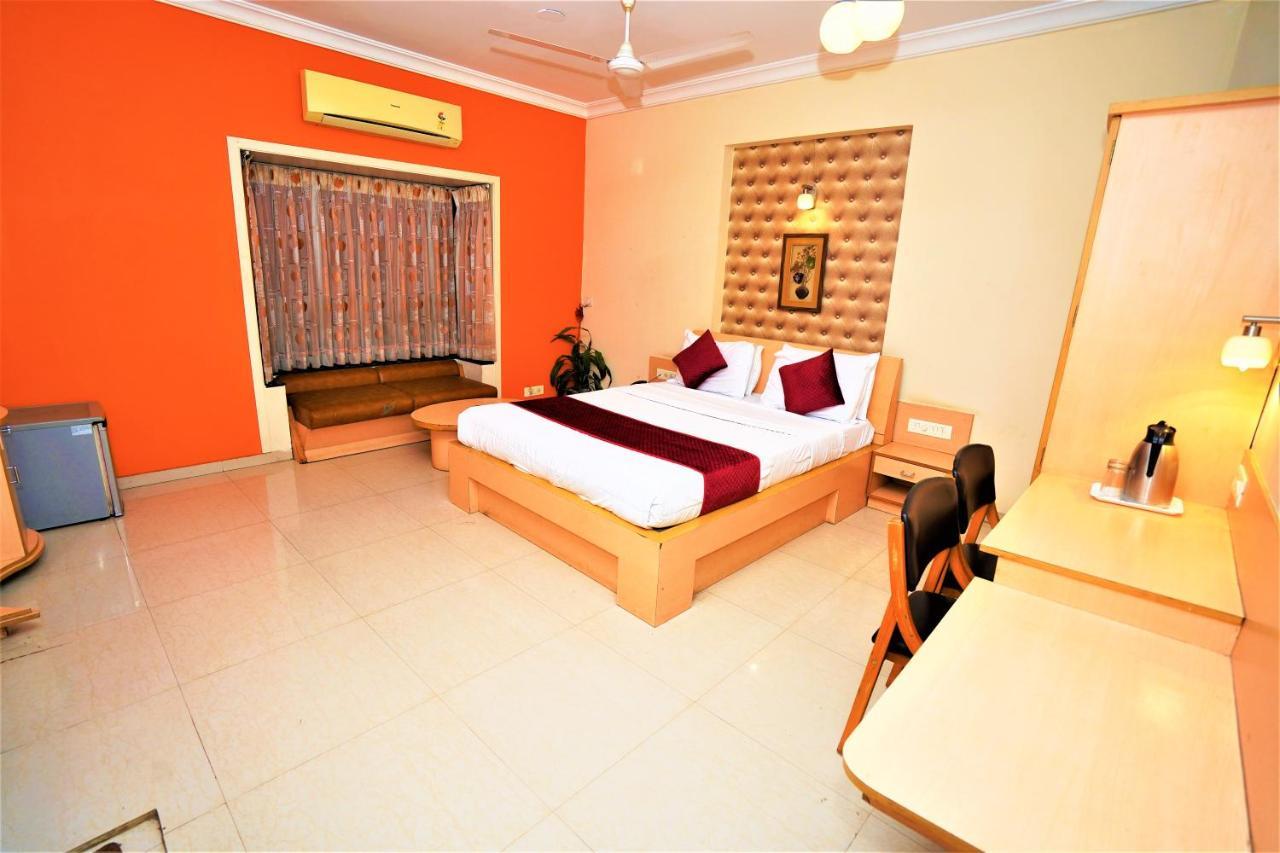 New Hotel Europa Inn Rajkot Buitenkant foto