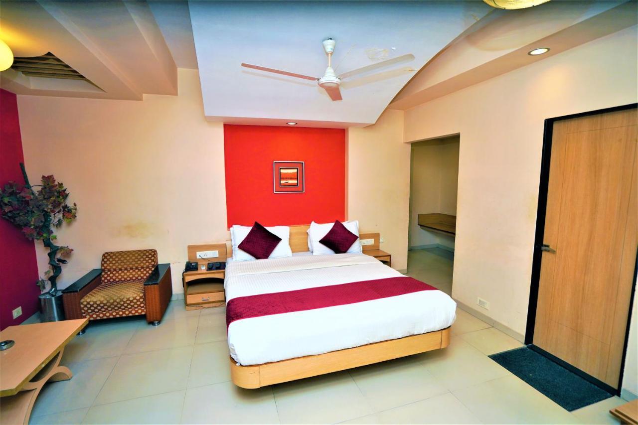 New Hotel Europa Inn Rajkot Buitenkant foto