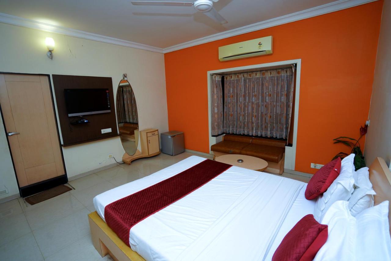 New Hotel Europa Inn Rajkot Buitenkant foto