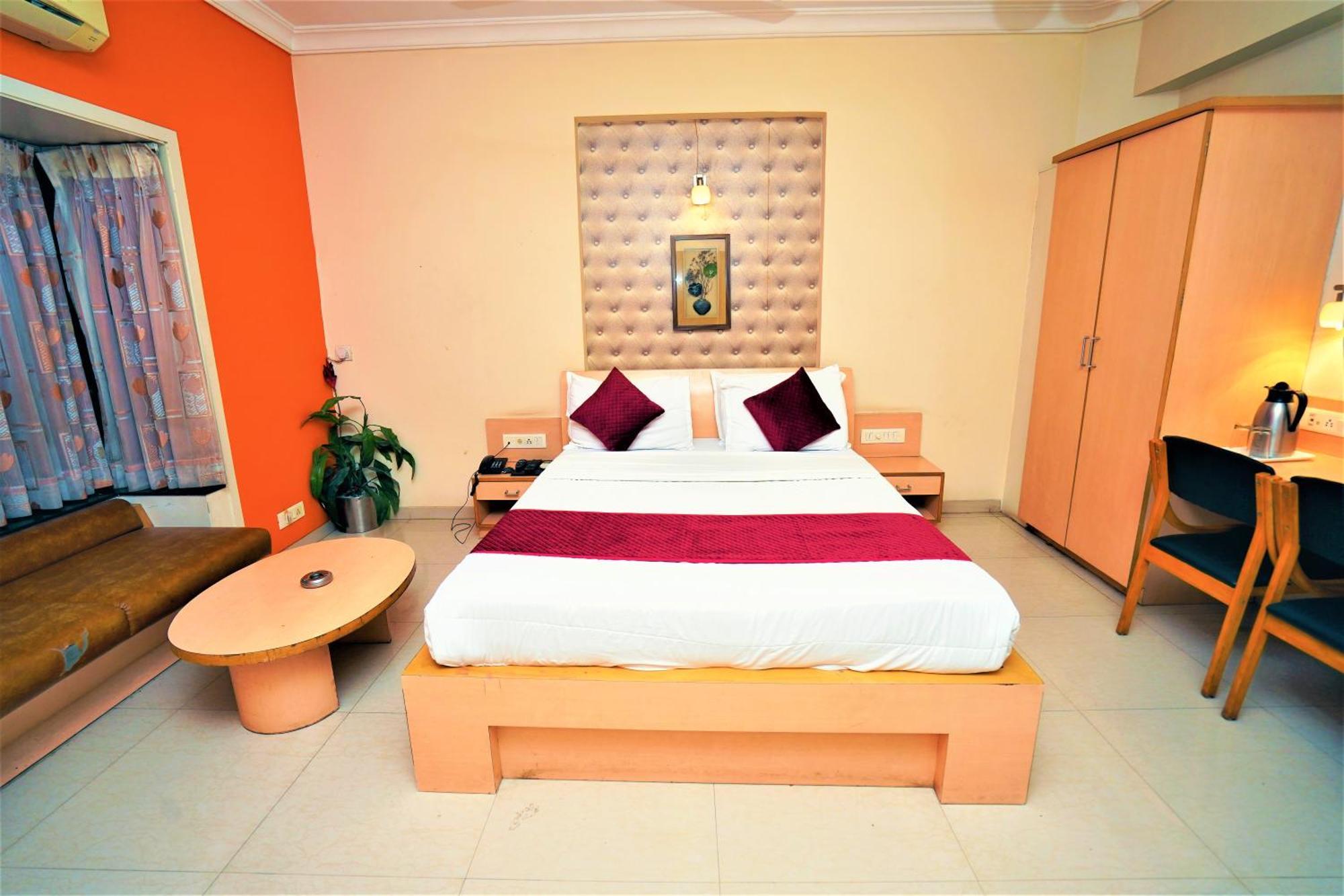 New Hotel Europa Inn Rajkot Buitenkant foto