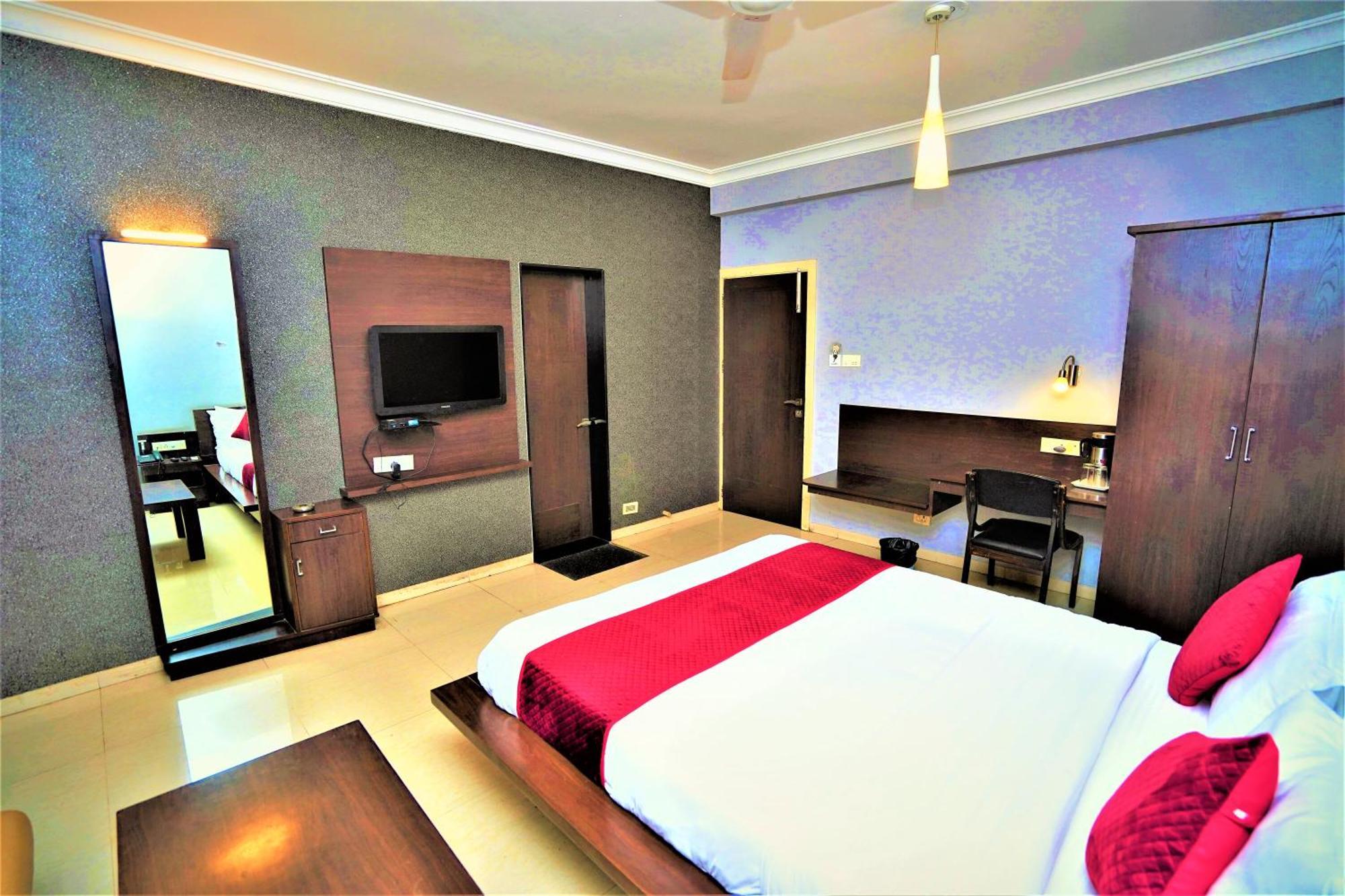 New Hotel Europa Inn Rajkot Buitenkant foto