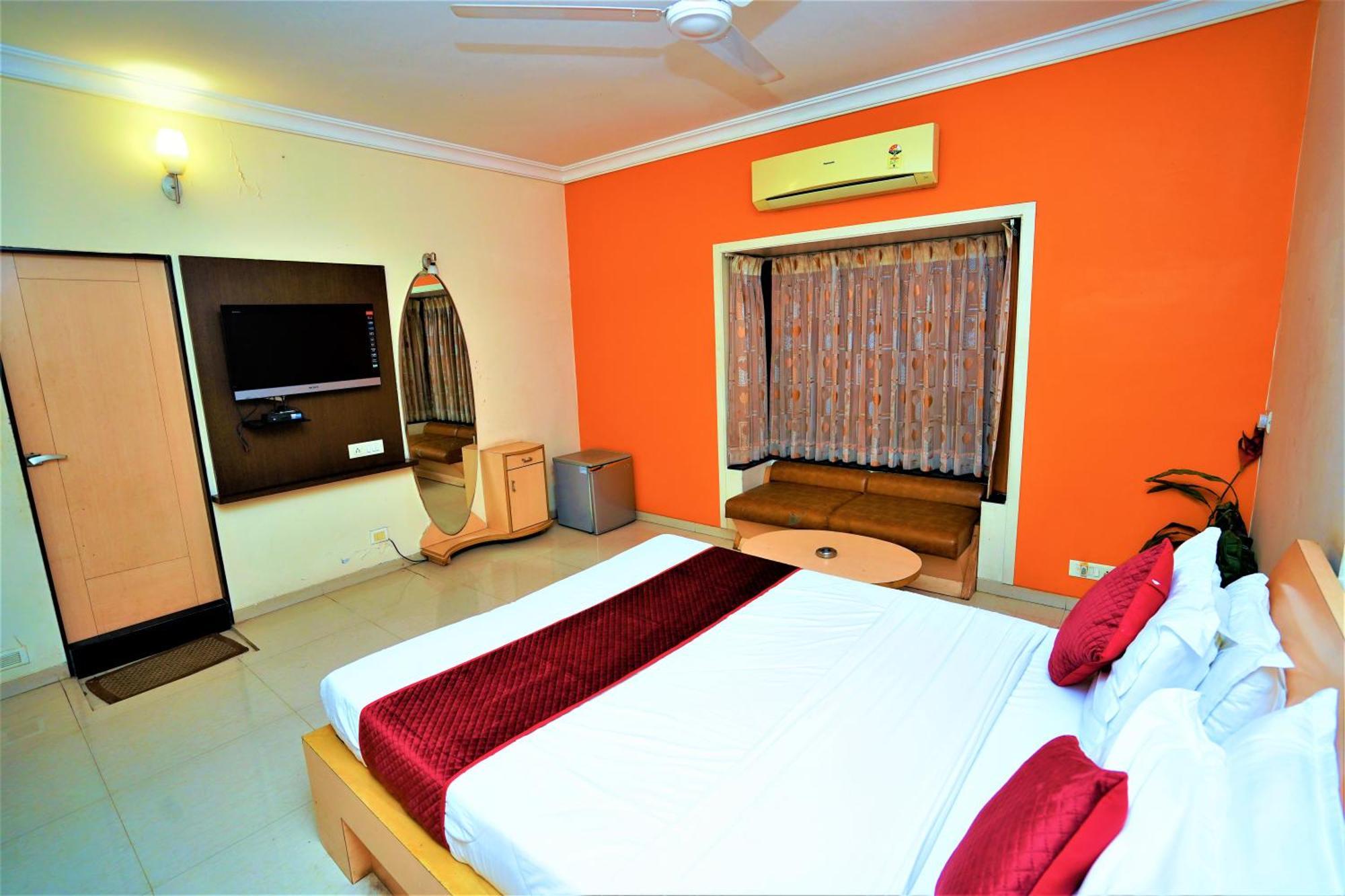 New Hotel Europa Inn Rajkot Buitenkant foto