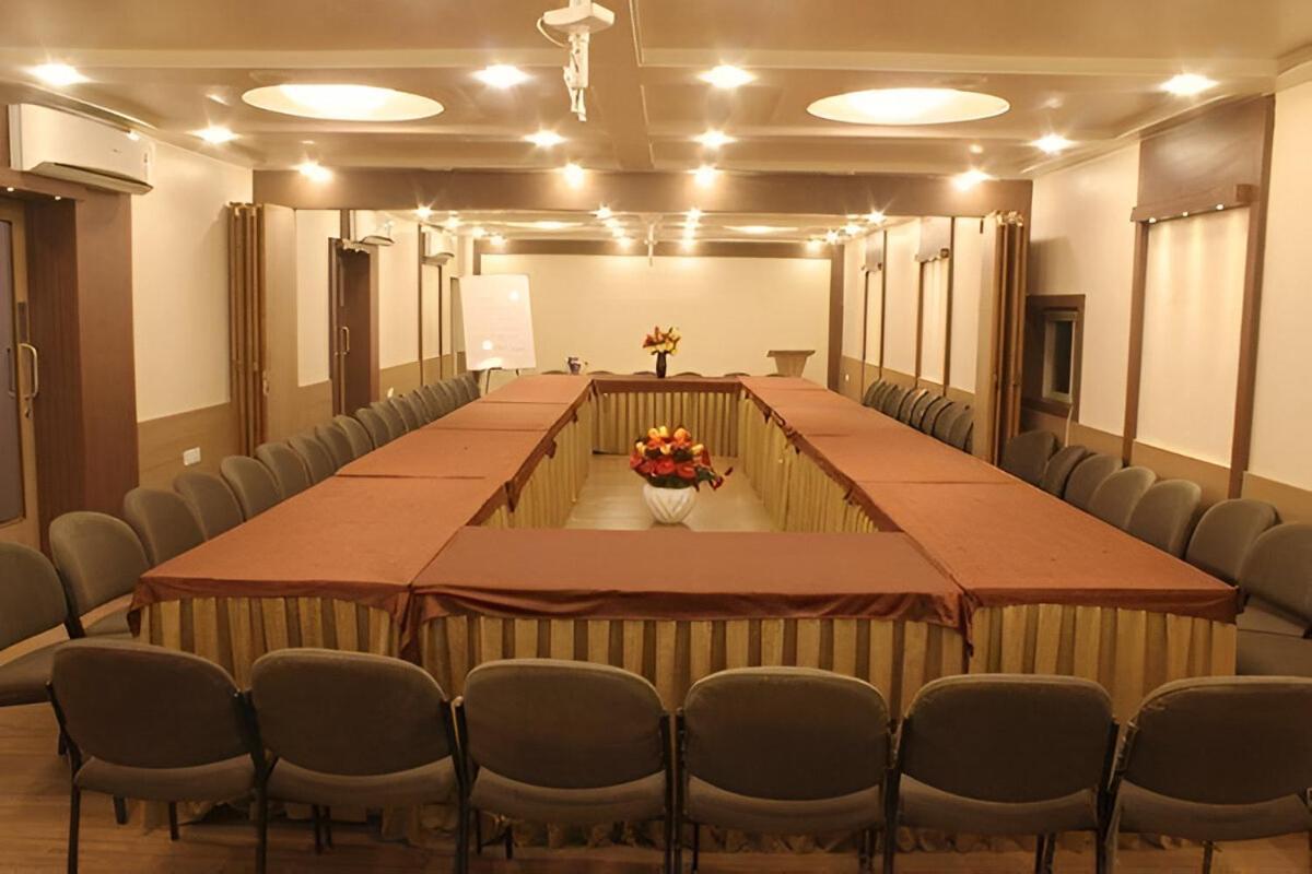 New Hotel Europa Inn Rajkot Buitenkant foto