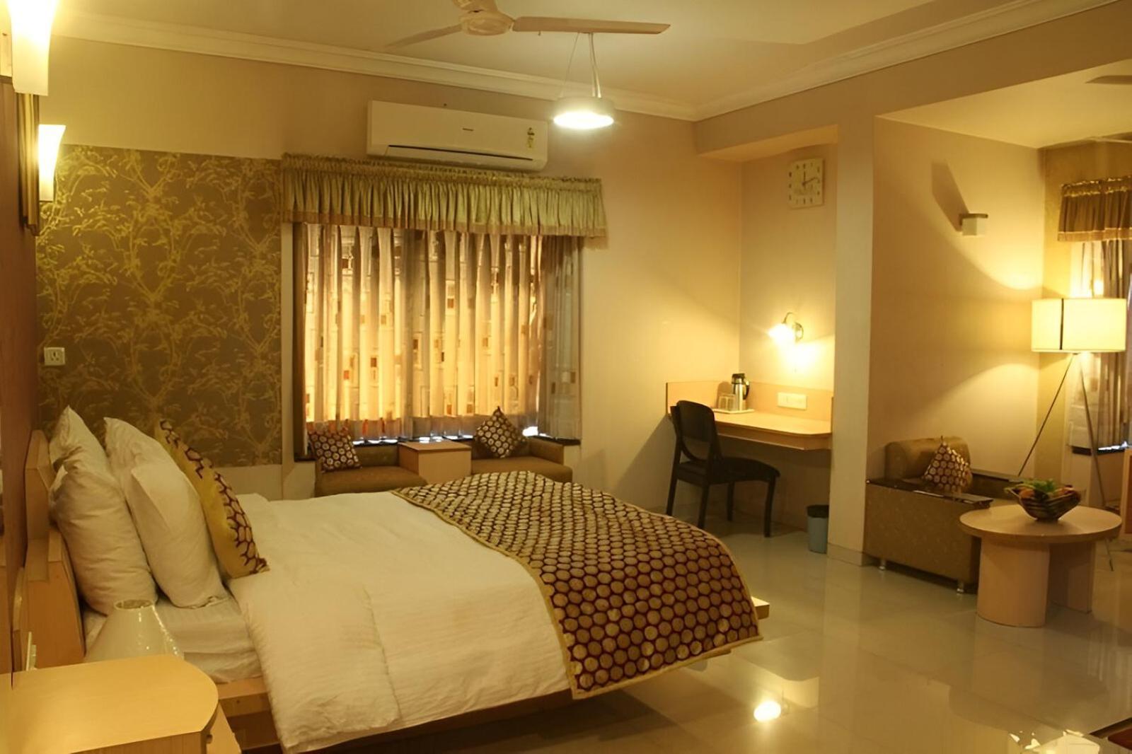 New Hotel Europa Inn Rajkot Buitenkant foto