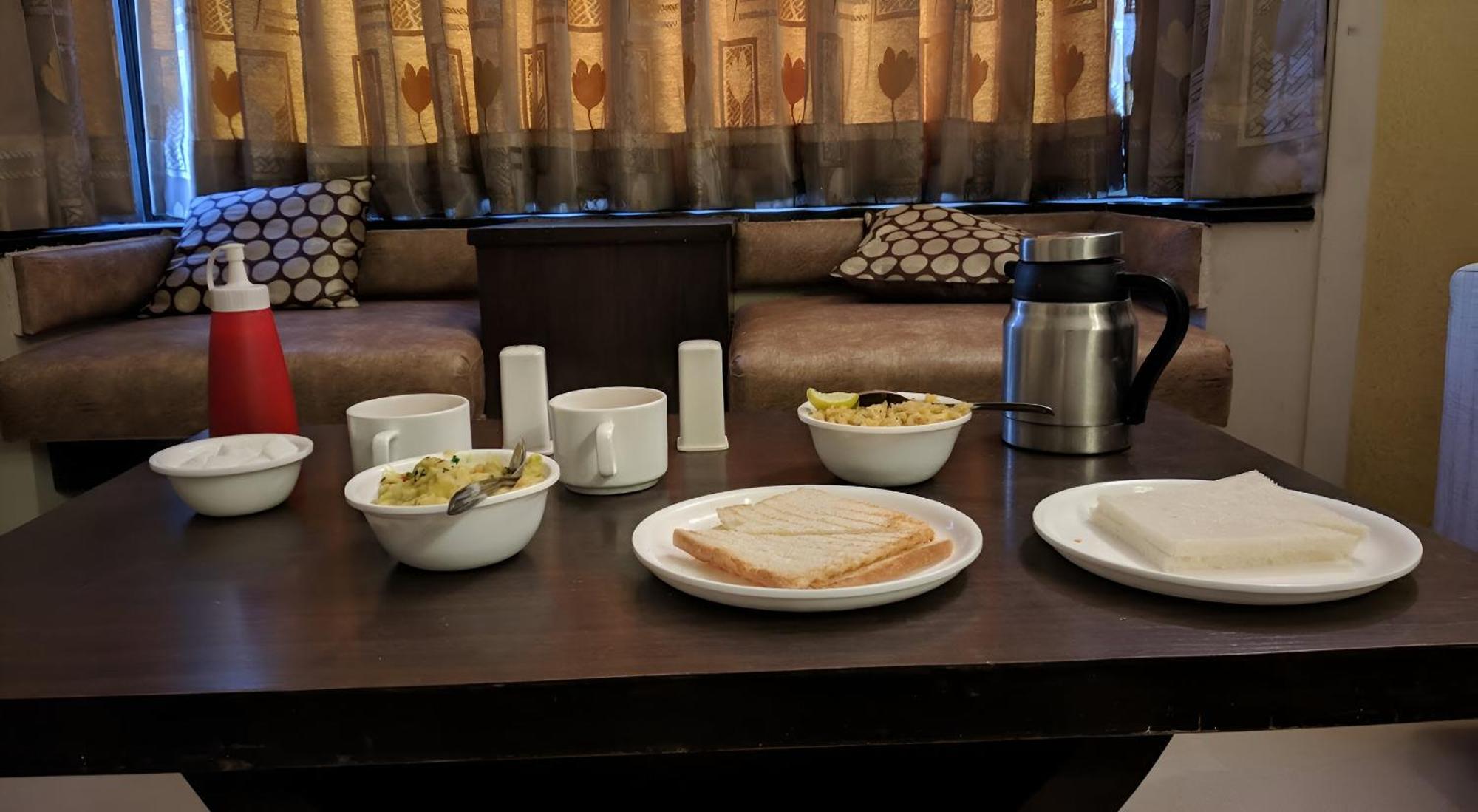 New Hotel Europa Inn Rajkot Buitenkant foto