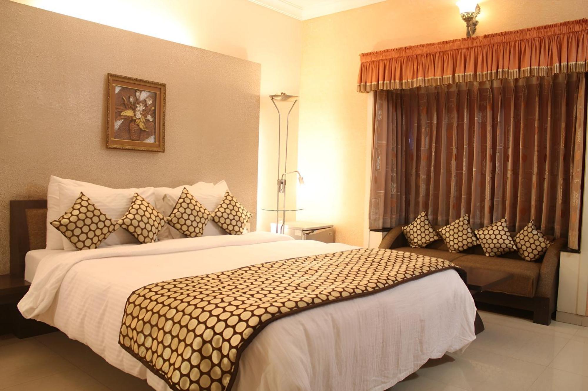 New Hotel Europa Inn Rajkot Buitenkant foto