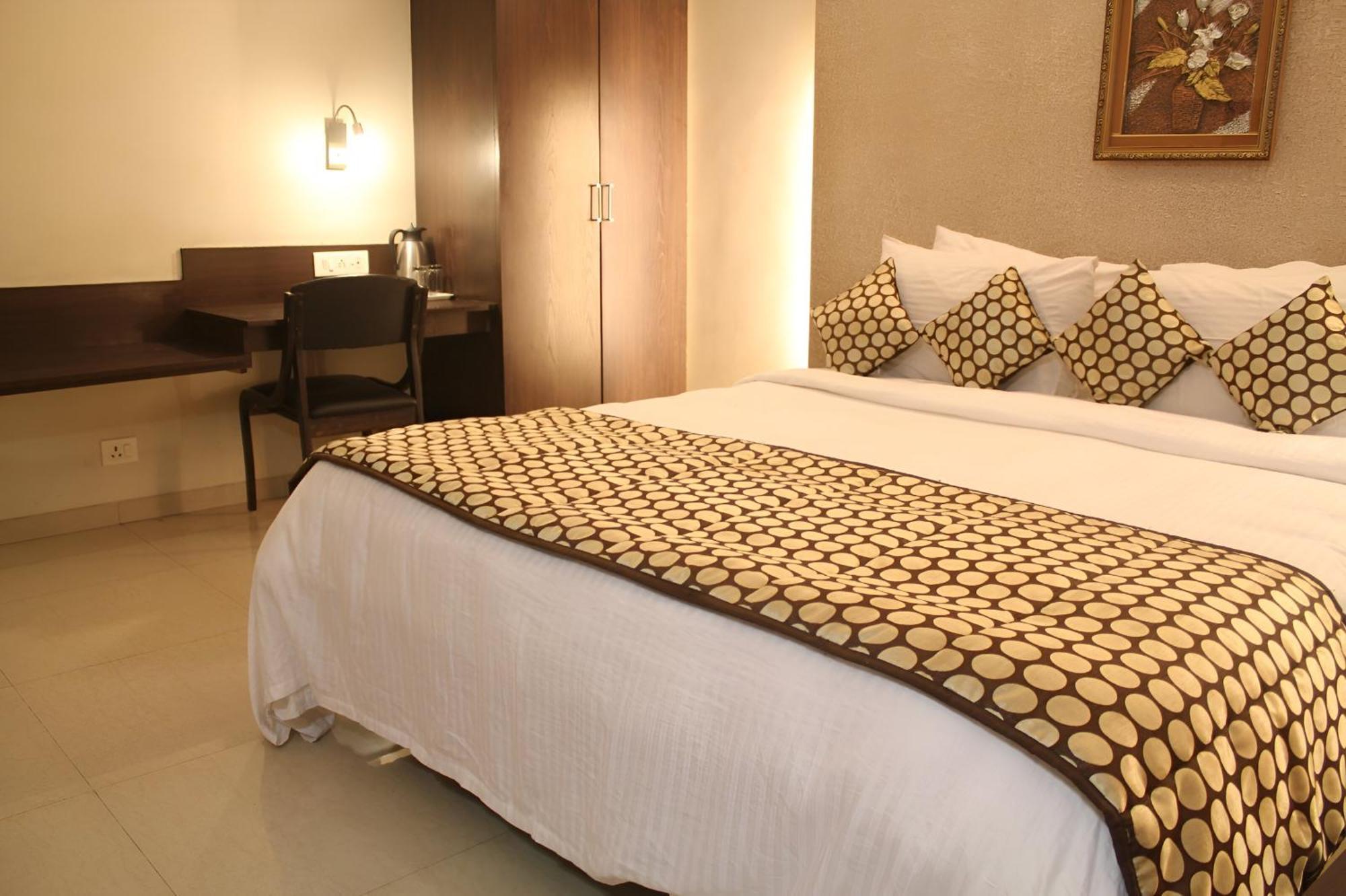 New Hotel Europa Inn Rajkot Buitenkant foto