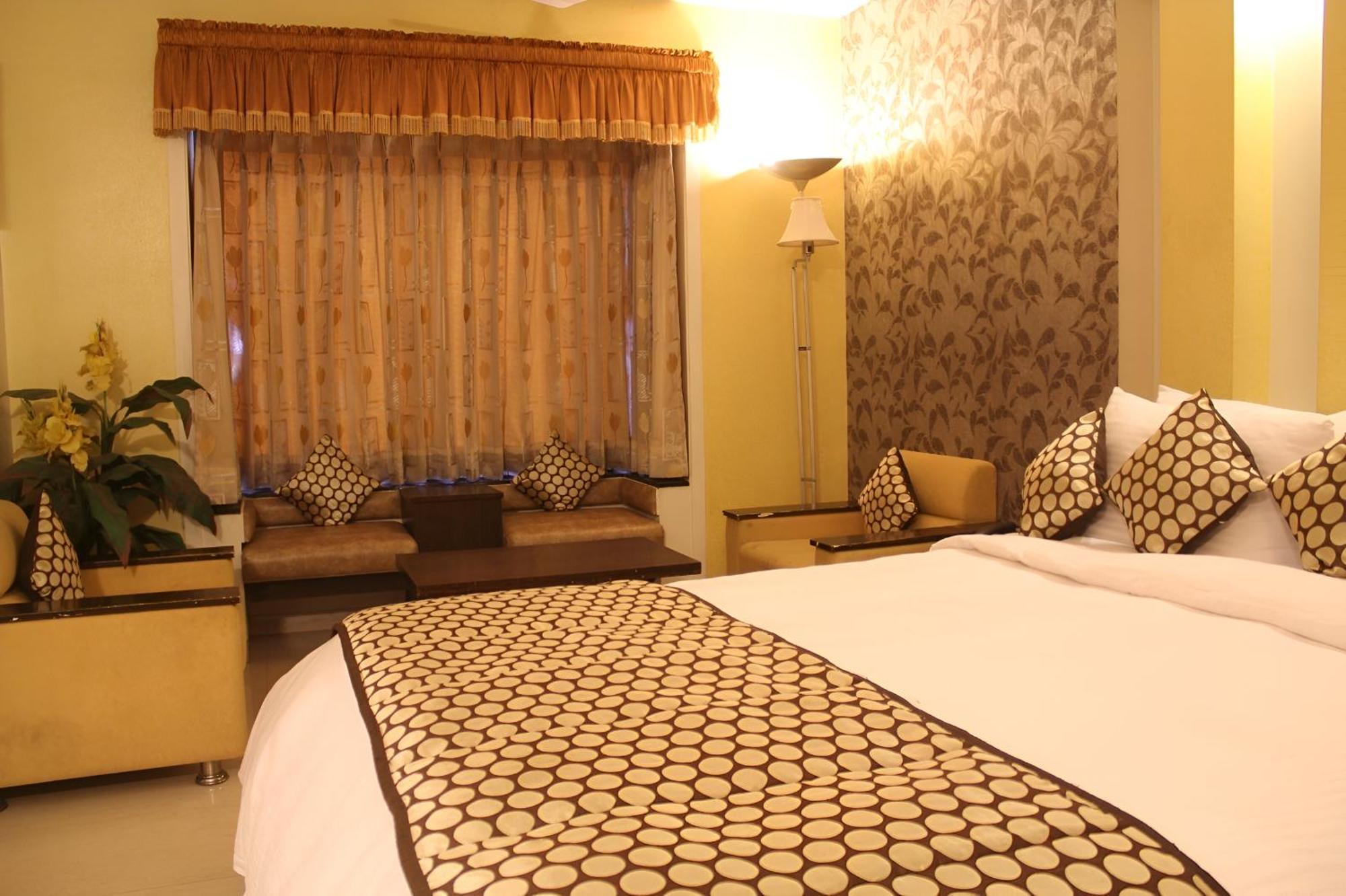 New Hotel Europa Inn Rajkot Buitenkant foto